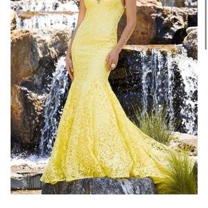 Yellow Plunge Neck Sleeveless Prom Gown